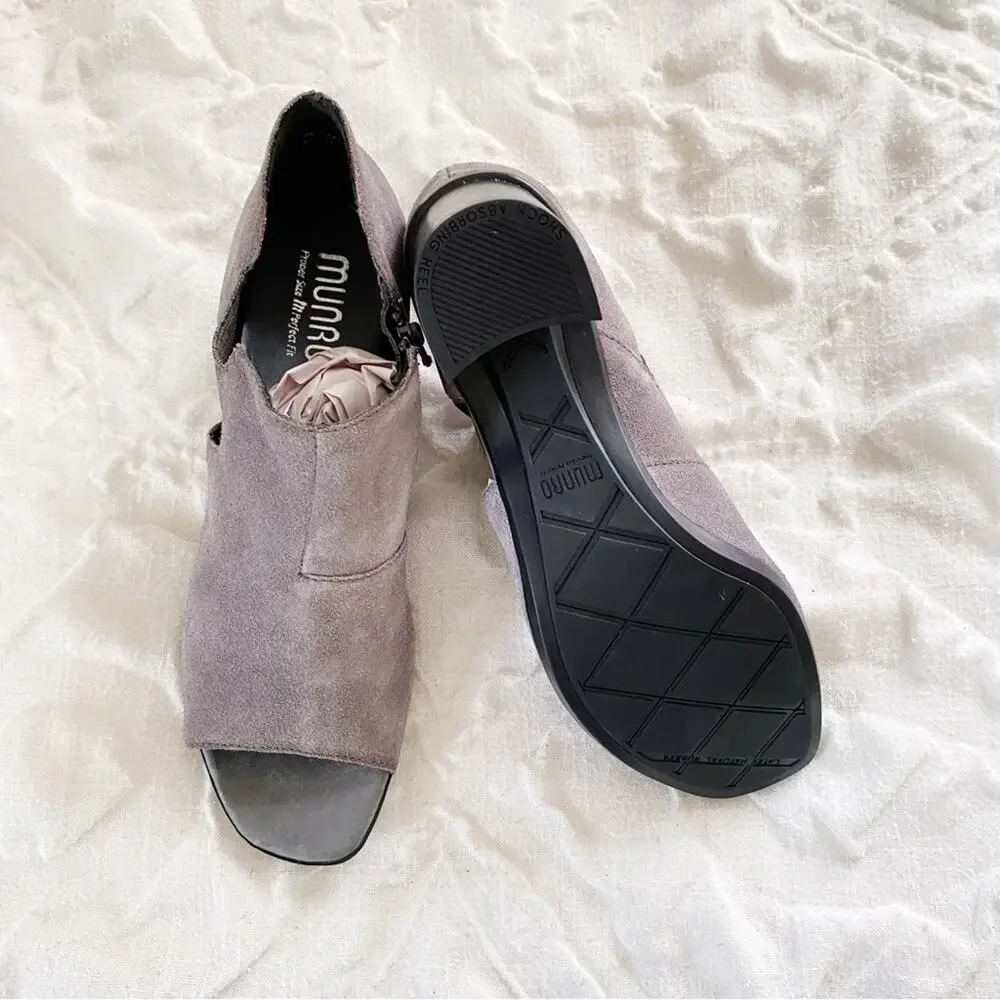 Munro sable Black Suede Sandal Size 9.5M